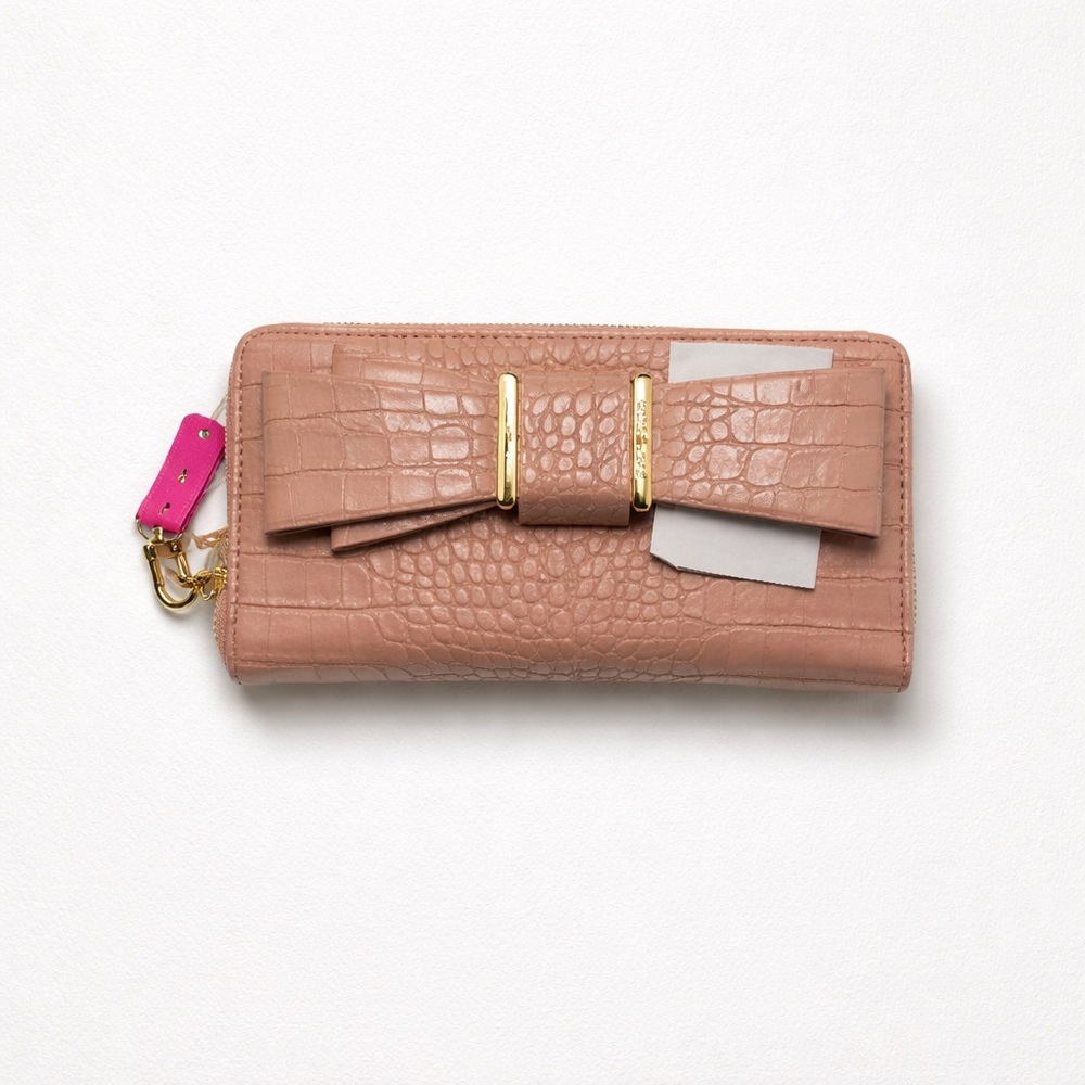 Elegant Pink Crocodile-Embossed Women's Wallet - Picture 2 of 6